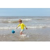 Quut_MINI BALLO_inuse_beach_deep blue_02.jpg