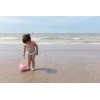 Quut_MINI BALLO_inuse_beach_sweet pink_01.jpg